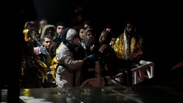 ТРАГЕДИЈА МИГРАНАТА НА КАЛАБРИЈСКОЈ ОБАЛИ: Барка се дословно преполовила