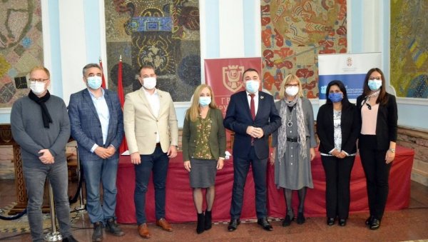 ПОМОЋ ЗА ОНЛАЈН НАСТАВУ: Смањење додатне рањивости Рома, Ромкиња и других маргинализованих група изазване пандемијом ковида 19 ПОМОЋ ЗА ОНЛАЈН НАСТАВУ: Смањење додатне рањивости Рома, Ромкиња и других маргинализованих група изазване пандемијом ковида 19