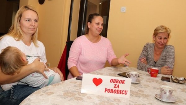ПОМАЖУ КАДА ЈЕ НАЈПОТРЕБНИЈЕ: Хуманитарна група Оброк за породицу прерасла у удружење ПОМАЖУ КАДА ЈЕ НАЈПОТРЕБНИЈЕ: Хуманитарна група Оброк за породицу прерасла у удружење