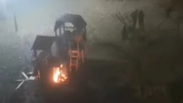 ЗАПАЛИЛИ ДЕЧИЈЕ ИГРАЛИШТЕ: Снимак дивљања малолетника у Суботици - станари околних зграда у страху (ВИДЕО) ЗАПАЛИЛИ ДЕЧИЈЕ ИГРАЛИШТЕ: Снимак дивљања малолетника у Суботици - станари околних зграда у страху (ВИДЕО)
