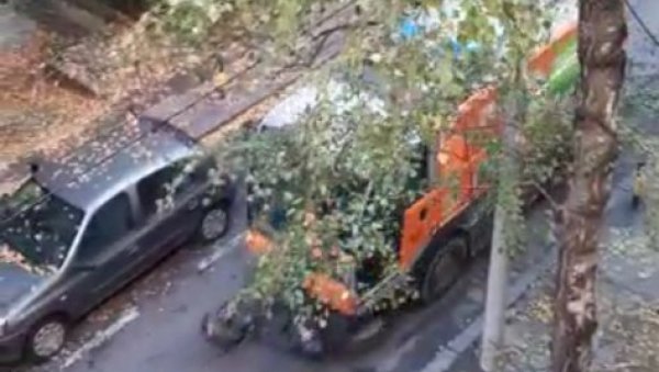 ЧИСТОЋА ОМЕТА РАД КОД КУЋЕ: Учестало патролирање комуналних возила у ширем центру чак и непожељно ЧИСТОЋА ОМЕТА РАД КОД КУЋЕ: Учестало патролирање комуналних возила у ширем центру чак и непожељно