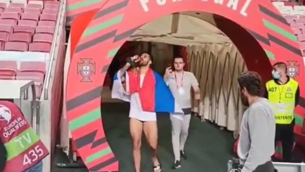 ХИТ ВИДЕО: Митар у папучама и с тробојком око врата поздравља српске навијаче ХИТ ВИДЕО: Митар у папучама и с тробојком око врата поздравља српске навијаче