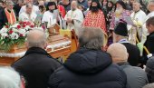 SAHRANJEN MILETA TOVAROVIĆ: Omiljeni prota ispraćen na večni počinak (FOTO) SAHRANJEN MILETA TOVAROVIĆ: Omiljeni prota ispraćen na večni počinak (FOTO)