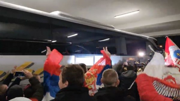 ТАМО ДАЛЕКО, ТАМО ЈЕ СРБИЈА! Орлови дочекани уз дирљиву песму - моменти за памћење на аеродрому Никола Тесла (ВИДЕО) ТАМО ДАЛЕКО, ТАМО ЈЕ СРБИЈА! Орлови дочекани уз дирљиву песму - моменти за памћење на аеродрому Никола Тесла (ВИДЕО)