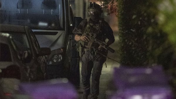 УХАПШЕНО 15 ОСОБА У ЛОНДОНУ: Антирасистички протести широм Енглеске, током ноћи било планирано више од 100 протеста крајње деснице УХАПШЕНО 15 ОСОБА У ЛОНДОНУ: Антирасистички протести широм Енглеске, током ноћи било планирано више од 100 протеста крајње деснице