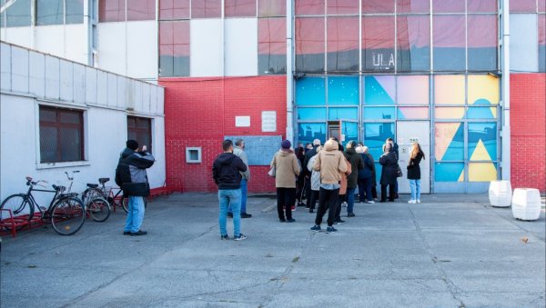 ЗБОГ ВЕЛИКИХ ГУЖВИ: У спортској дворани Медисон у Зрењанину поново отворени пунктови за вакцинацију ЗБОГ ВЕЛИКИХ ГУЖВИ: У спортској дворани Медисон у Зрењанину поново отворени пунктови за вакцинацију