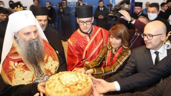 СВЕЧАНО ОБЕЛЕЖЕНА СЛАВА НОВОГ САДА: Градоначелник Вучевић поделио делић атмосфере из Саборне цркве СВЕЧАНО ОБЕЛЕЖЕНА СЛАВА НОВОГ САДА: Градоначелник Вучевић поделио делић атмосфере из Саборне цркве