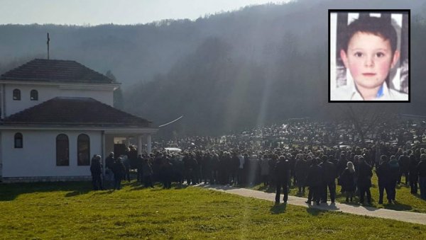 ЦЕЛА ФОЧА ТУГУЈЕ: Последњи испраћај убијеног дечака - другари из школе послали болну поруку ЦЕЛА ФОЧА ТУГУЈЕ: Последњи испраћај убијеног дечака - другари из школе послали болну поруку