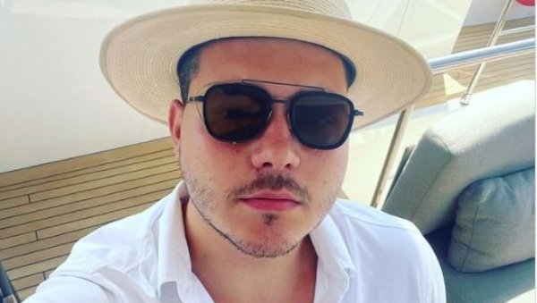 БРЕНИН СИН СЕ СТЕСАО ЗА МЕДАЉУ: Имао 163 килограма, а сад фрајер и по - Виктор довео друштво на мамину и татину јахту, не силази с ње БРЕНИН СИН СЕ СТЕСАО ЗА МЕДАЉУ: Имао 163 килограма, а сад фрајер и по - Виктор довео друштво на мамину и татину јахту, не силази с ње