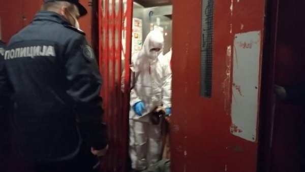 ОКОНЧАНА ДРАМА НА НОВОМ БЕОГРАДУ: Мушкарца који је доживео мождани удар, ватрогасци извукли из ђубрета у стану (ФОТО/ВИДЕО) ОКОНЧАНА ДРАМА НА НОВОМ БЕОГРАДУ: Мушкарца који је доживео мождани удар, ватрогасци извукли из ђубрета у стану (ФОТО/ВИДЕО)