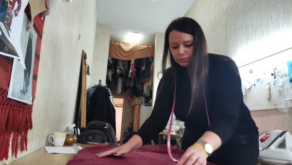 КОСТИМИ УВЕК У ГЛАВНОЈ УЛОЗИ: Кројач Биљана Илић сашила стотине костима за глумце Крушевачког позоришта КОСТИМИ УВЕК У ГЛАВНОЈ УЛОЗИ: Кројач Биљана Илић сашила стотине костима за глумце Крушевачког позоришта