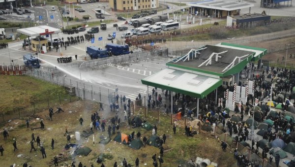 ПОЉСКА РАЗМАТРА ЗАТВАРАЊЕ ГРАНИЦЕ СА БЕЛОРУСИЈОМ: Дајемо шансу Лукашеннку да врати мигранте у њихове земље порекла ПОЉСКА РАЗМАТРА ЗАТВАРАЊЕ ГРАНИЦЕ СА БЕЛОРУСИЈОМ: Дајемо шансу Лукашеннку да врати мигранте у њихове земље порекла