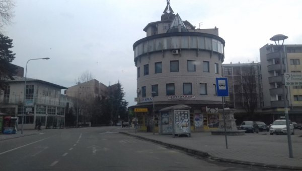 ИЗВРШИТЕЉ ИСЕЉАВА ЗАШТИЋЕНЕ СТАНАРЕ? Породица Славка Павловића из Бање Ковиљаче стрепи да ће бити избачена из стана ИЗВРШИТЕЉ ИСЕЉАВА ЗАШТИЋЕНЕ СТАНАРЕ? Породица Славка Павловића из Бање Ковиљаче стрепи да ће бити избачена из стана