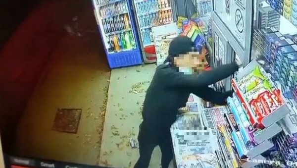 СРАМАН СНИМАК ИЗ БЕОГРАДА: Мушкарац узео робу са трафике и побегао! (ВИДЕО) СРАМАН СНИМАК ИЗ БЕОГРАДА: Мушкарац узео робу са трафике и побегао! (ВИДЕО)