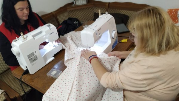ХУМАНИТАРНА ИЗЛОЖБА РАДОВА: Млади са сметњама у развоју из Крушевца шију постељину, крпе и торбе ХУМАНИТАРНА ИЗЛОЖБА РАДОВА: Млади са сметњама у развоју из Крушевца шију постељину, крпе и торбе