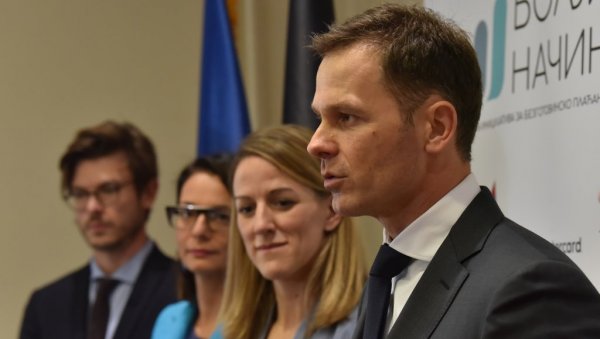 ПОДРШКА ЗА 25.000 МАЛИХ БИЗНИСА: Покренута Национална иницијатива за безготовинско плаћање ПОДРШКА ЗА 25.000 МАЛИХ БИЗНИСА: Покренута Национална иницијатива за безготовинско плаћање