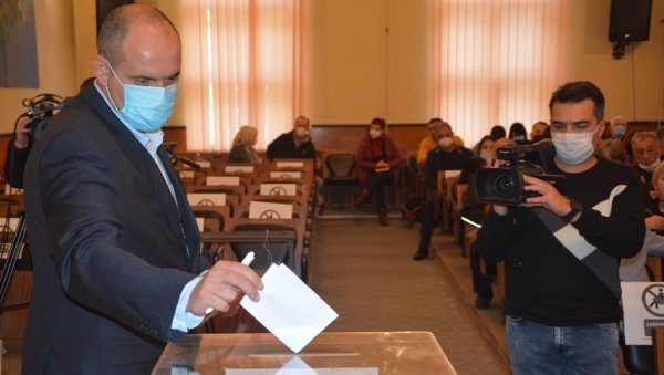 KОНСТИТУИСАНА СKУПШТИНА ОПШТИНЕ НЕГОТИН: Владимир Величковић поново председник KОНСТИТУИСАНА СKУПШТИНА ОПШТИНЕ НЕГОТИН: Владимир Величковић поново председник