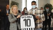 ЗАЈЕДНО ДО ПОБЕДЕ: Хероји из ковид болнице Батајница се захвалили ФК Партизан (ВИДЕО) ЗАЈЕДНО ДО ПОБЕДЕ: Хероји из ковид болнице Батајница се захвалили ФК Партизан (ВИДЕО)