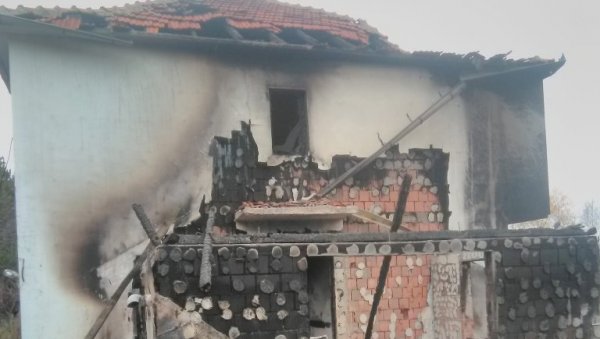 ИМАО САМ ВРЕМЕНА САМО ДА ИЗВУЧЕМ ДЕЦУ Самохрани отац у пожару изгубио све: Правићемо све из пепела! ИМАО САМ ВРЕМЕНА САМО ДА ИЗВУЧЕМ ДЕЦУ Самохрани отац у пожару изгубио све: Правићемо све из пепела!