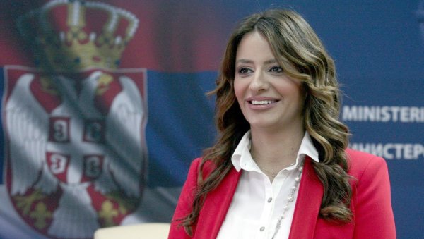 ПРАЗНИЧНА ШЕТЊА: Нела Кубуровић, у шетњи са пакетићима ПРАЗНИЧНА ШЕТЊА: Нела Кубуровић, у шетњи са пакетићима