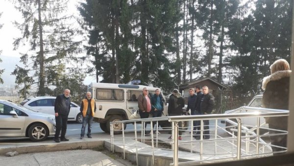 УВОЗЕ БИРАЧЕ ИЗ НИКШИЋА: Опозиција у Мојковцу спречила покушај ДПС да шири списак гласача уочи избора УВОЗЕ БИРАЧЕ ИЗ НИКШИЋА: Опозиција у Мојковцу спречила покушај ДПС да шири списак гласача уочи избора