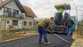 БЛОКИРАЛИ МАШИНЕ, ПА ДОБИЛИ АСФАЛТ: Житељи дела насеља Врчин накратко обуставили радове на обнови главне улице