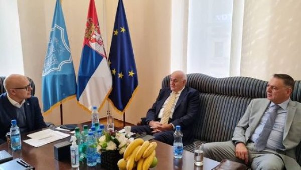 МИЛОШ ВУЧЕВИЋ: Наши људи у дијаспори снажно осећају Србију као своју једину отаџбину МИЛОШ ВУЧЕВИЋ: Наши људи у дијаспори снажно осећају Србију као своју једину отаџбину