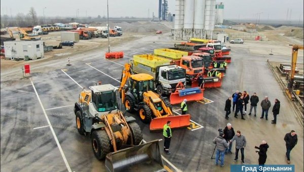 ЗИМСКА СЛУЖБА СПРЕМНА ЗА ИЗАЗОВЕ: Зрењанинци спремили 30 машина и камиона за чишћење снега ЗИМСКА СЛУЖБА СПРЕМНА ЗА ИЗАЗОВЕ: Зрењанинци спремили 30 машина и камиона за чишћење снега