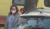 БЕКУТА СЕ НЕ ОДВАЈА ОД МРКОЊИЋА: Са забринутим лицем га оставила у болници (ВИДЕО) БЕКУТА СЕ НЕ ОДВАЈА ОД МРКОЊИЋА: Са забринутим лицем га оставила у болници (ВИДЕО)
