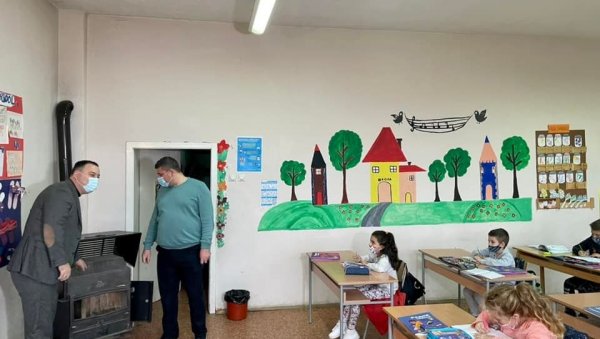 ШКОЛА ДОБИЛА ПЕЋ НА ПЕЛЕТ: Нови систем грејања у обреновачкој осмолетки ШКОЛА ДОБИЛА ПЕЋ НА ПЕЛЕТ: Нови систем грејања у обреновачкој осмолетки