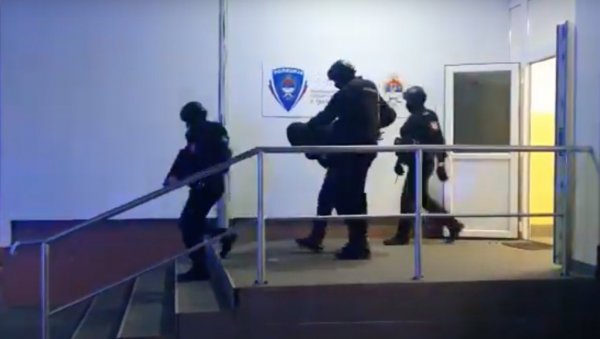 БОМБОМ НА АУТО-ПЛАЦ: У Источном Сарајеву напад на имовину једног од ухапшених у акцији Транспортер БОМБОМ НА АУТО-ПЛАЦ: У Источном Сарајеву напад на имовину једног од ухапшених у акцији Транспортер