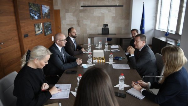 ЗАЈЕДНИЦА СРПСКИХ ОПШТИНА ПРИОРИТЕТ: Ракић и Радојевић са шефом Канцеларије ЕУ ЗАЈЕДНИЦА СРПСКИХ ОПШТИНА ПРИОРИТЕТ: Ракић и Радојевић са шефом Канцеларије ЕУ
