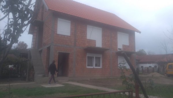 САХРАЊЕН ДЕЧАК (12) КОЈИ СЕ ОБЕСИО КОД ЛОЗНИЦЕ: Туга завила цело село, породицу шест месеци надгледао социјални радник САХРАЊЕН ДЕЧАК (12) КОЈИ СЕ ОБЕСИО КОД ЛОЗНИЦЕ: Туга завила цело село, породицу шест месеци надгледао социјални радник