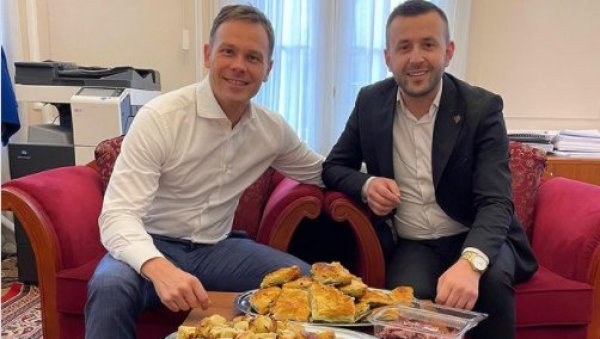 МАНТИЈЕ ЗА МИНИСТРА: Мали угостио Јасмина Дервишнуровића из Новог Пазара (ФОТО) МАНТИЈЕ ЗА МИНИСТРА: Мали угостио Јасмина Дервишнуровића из Новог Пазара (ФОТО)