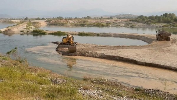 УБИЦЕ РЕКА И СЛАВИНЕ СУШЕ: Упркос мораторијуму на експлоатацију речних наноса, машине на обалама и даље раде УБИЦЕ РЕКА И СЛАВИНЕ СУШЕ: Упркос мораторијуму на експлоатацију речних наноса, машине на обалама и даље раде