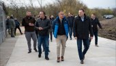 МИНИСТАР ПОЉОПРИВРЕДЕ У СТАЈИЋЕВУ: Недимовић обишао фарму пилића (ФОТО) МИНИСТАР ПОЉОПРИВРЕДЕ У СТАЈИЋЕВУ: Недимовић обишао фарму пилића (ФОТО)