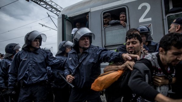 СВЕ ВЕЋА НЕРВОЗА НА ХРВАТСКИМ ГРАНИЦАМА: Имигранти прете и оружјем СВЕ ВЕЋА НЕРВОЗА НА ХРВАТСКИМ ГРАНИЦАМА: Имигранти прете и оружјем