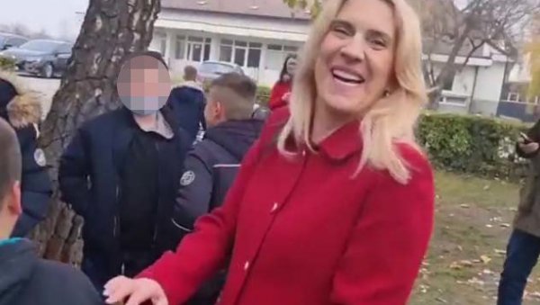 КАО РАЗРЕДНА: Жељка Цвијановић “пропитала” ђаке из Вукосавља КАО РАЗРЕДНА: Жељка Цвијановић “пропитала” ђаке из Вукосавља