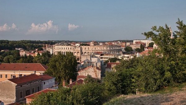 ЗА ДОМ СПРЕМНИ У ЦЕНТРУ ПУЛЕ: На Међународни дан жртава Холокауста графити са кукастим крстом и усташки поздрав ЗА ДОМ СПРЕМНИ У ЦЕНТРУ ПУЛЕ: На Међународни дан жртава Холокауста графити са кукастим крстом и усташки поздрав