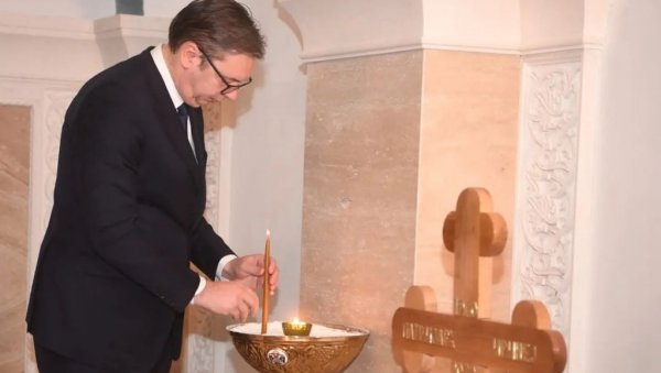 ВУЧИЋ УПАЛИО СВЕЋУ ПАТРИЈАРХУ ИРИНЕЈУ: Србија изгубила духовног оца благе нарави (ФОТО) ВУЧИЋ УПАЛИО СВЕЋУ ПАТРИЈАРХУ ИРИНЕЈУ: Србија изгубила духовног оца благе нарави (ФОТО)