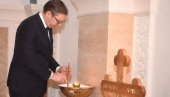 ВУЧИЋ УПАЛИО СВЕЋУ ПАТРИЈАРХУ ИРИНЕЈУ: Србија изгубила духовног оца благе нарави (ФОТО) ВУЧИЋ УПАЛИО СВЕЋУ ПАТРИЈАРХУ ИРИНЕЈУ: Србија изгубила духовног оца благе нарави (ФОТО)