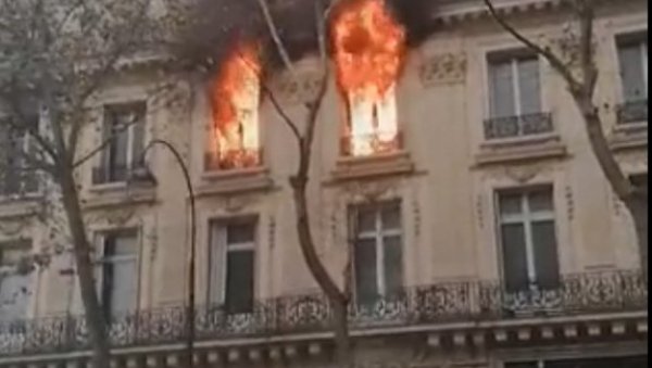 ВЕЛИКИ ПОЖАР У ПАРИЗУ: Гори зграда у центру ВЕЛИКИ ПОЖАР У ПАРИЗУ: Гори зграда у центру