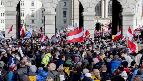 НОВИ ПРОТЕСТ У АУСТРИЈИ: Због епидемиолошких мера у центру Салцбурга се скупило 3.500 људи НОВИ ПРОТЕСТ У АУСТРИЈИ: Због епидемиолошких мера у центру Салцбурга се скупило 3.500 људи