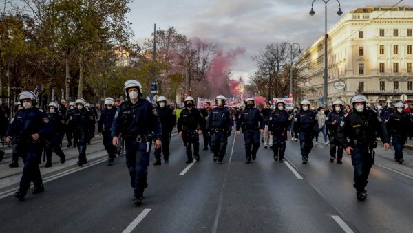 ХАОС НА УЛИЦАМА БЕЧА: Антиваксери пробијали полицијске блокаде, ухапшено више особа ХАОС НА УЛИЦАМА БЕЧА: Антиваксери пробијали полицијске блокаде, ухапшено више особа