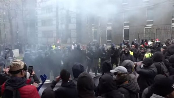 ХАОС У ПАРИЗУ: Сукоб полиције и Жутих прслука, има повређених (ВИДЕО) ХАОС У ПАРИЗУ: Сукоб полиције и Жутих прслука, има повређених (ВИДЕО)