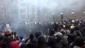 ХАОС У ПАРИЗУ: Сукоб полиције и Жутих прслука, има повређених (ВИДЕО) ХАОС У ПАРИЗУ: Сукоб полиције и Жутих прслука, има повређених (ВИДЕО)