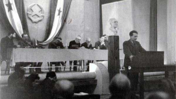 СУСРЕТ СА ИСТОРИЈОМ - СТАЉИН ТИТУ ДОДЕЛИО ТИТУЛУ МАРШАЛА: Остало нејасно зашто у Јајцу није учествовала делегација из Србије СУСРЕТ СА ИСТОРИЈОМ - СТАЉИН ТИТУ ДОДЕЛИО ТИТУЛУ МАРШАЛА: Остало нејасно зашто у Јајцу није учествовала делегација из Србије
