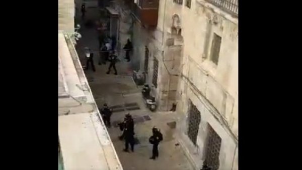 ДРАМА У ЈЕРУСАЛИМУ: Нападач убио једну и ранио три особе (ВИДЕО) ДРАМА У ЈЕРУСАЛИМУ: Нападач убио једну и ранио три особе (ВИДЕО)