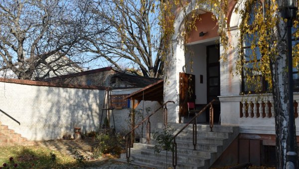 НЕСВАКИДАШЊА АТРАКЦИЈА У КИКИНДИ: Хотел за врапце, први у Србији, постављен у дворишту библиотеке НЕСВАКИДАШЊА АТРАКЦИЈА У КИКИНДИ: Хотел за врапце, први у Србији, постављен у дворишту библиотеке