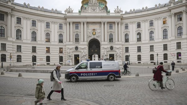 ДЕЧАК (14) ИЗ СРБИЈЕ ВОЗИО ПОРШЕА КРОЗ БЕЧ: Невероватна интервенција за полицију - узео кључеве од деде, па одлучио да се провоза ДЕЧАК (14) ИЗ СРБИЈЕ ВОЗИО ПОРШЕА КРОЗ БЕЧ: Невероватна интервенција за полицију - узео кључеве од деде, па одлучио да се провоза